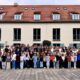 Gruppenfoto der Musikensembles des Gymnasiums Neutraubling vor der Musikakademie Alteglofsheim während der Probentage 2026.