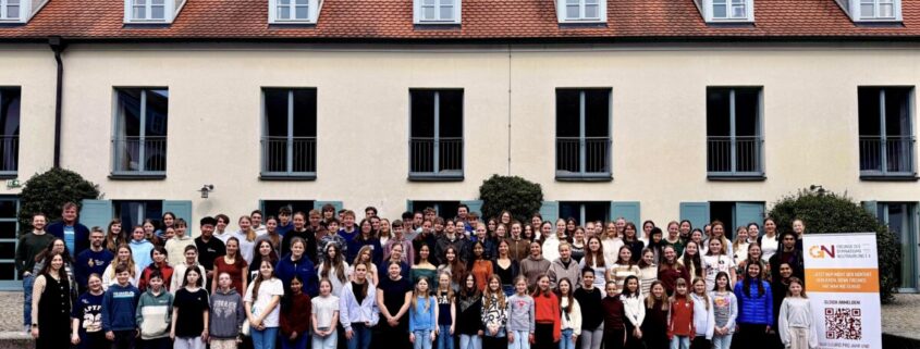 Gruppenfoto der Musikensembles des Gymnasiums Neutraubling vor der Musikakademie Alteglofsheim während der Probentage 2026.